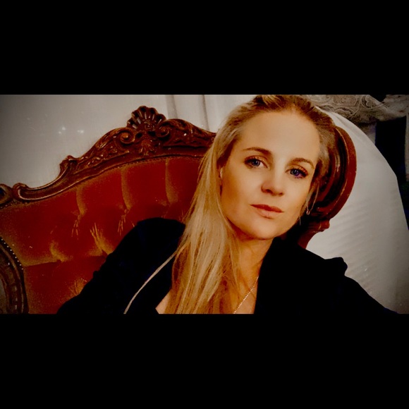 Meet your Posher, Carly - Picture 1 of 2